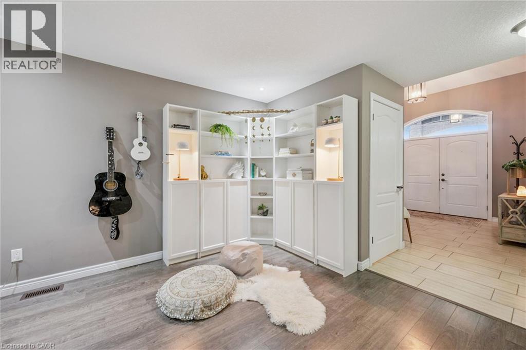 94 MAPLECREST Drive, Breslau — photo 10