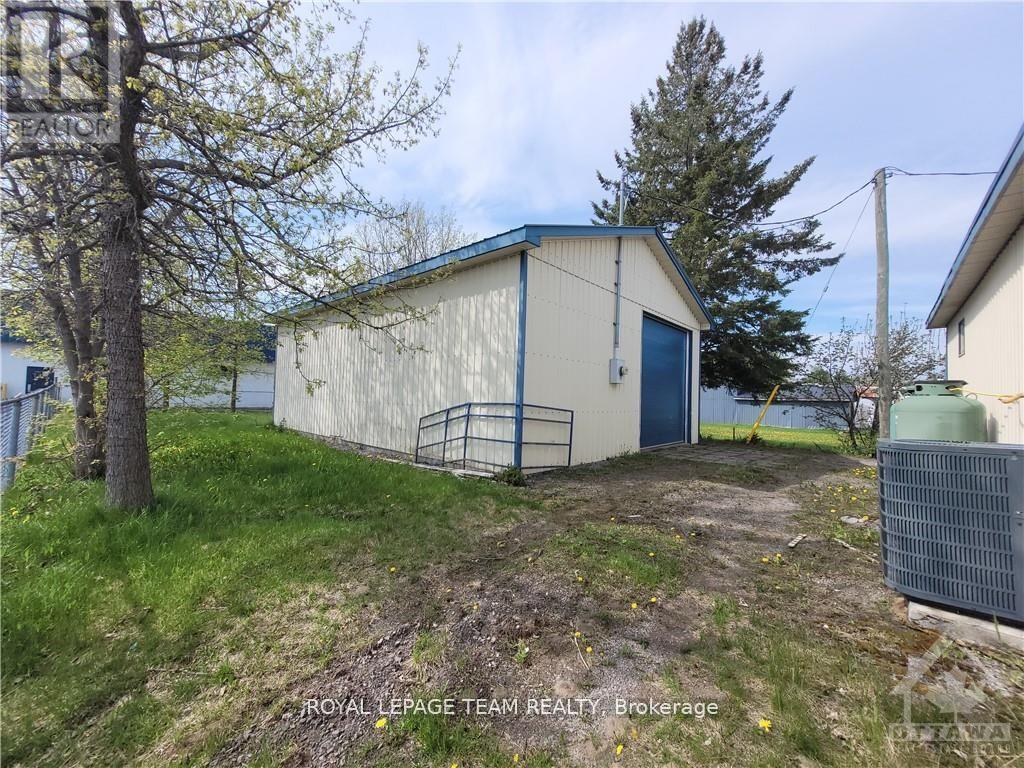 3 - 561 ST-PHILIPPE STREET, Alfred and Plantagenet — photo 2