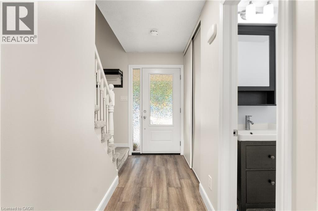 647 PINEROW Crescent Unit# A, Waterloo — photo 4