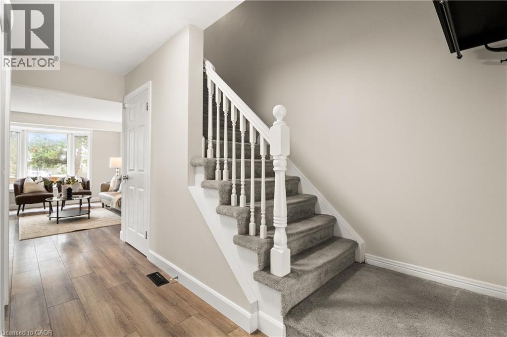647 PINEROW Crescent Unit# A, Waterloo — photo 6