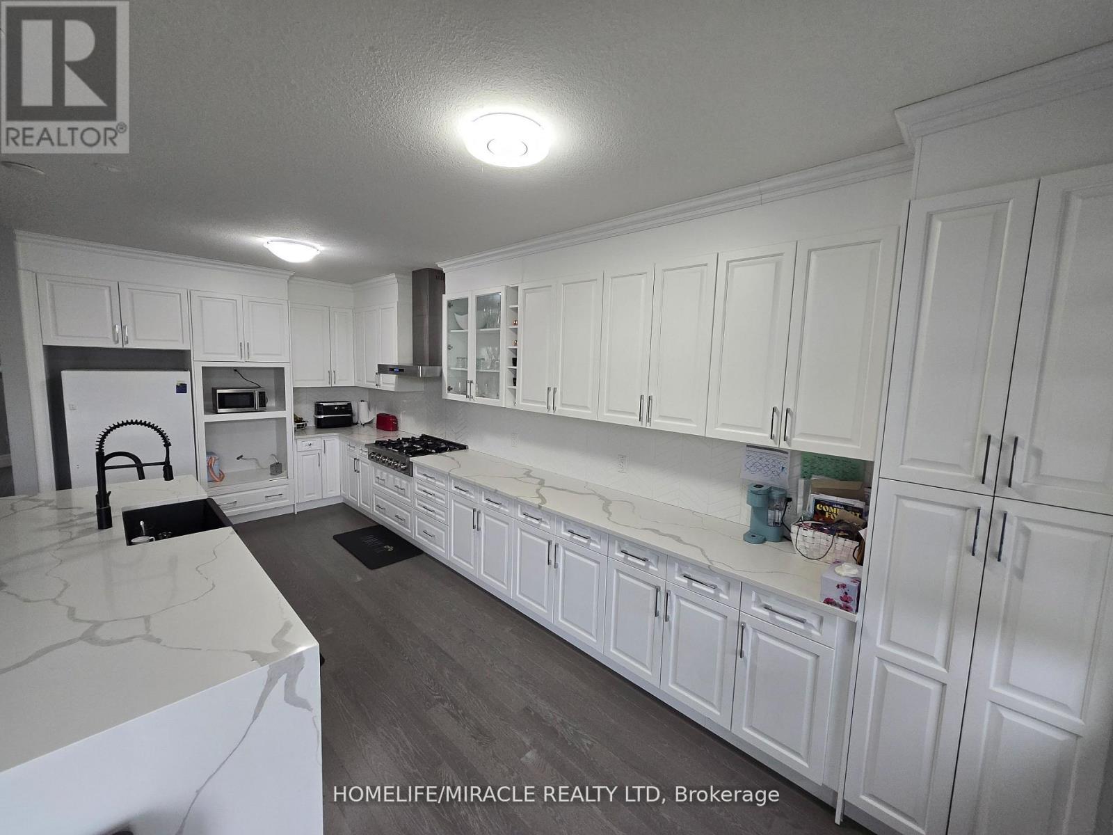 172 FREURE DRIVE - 14