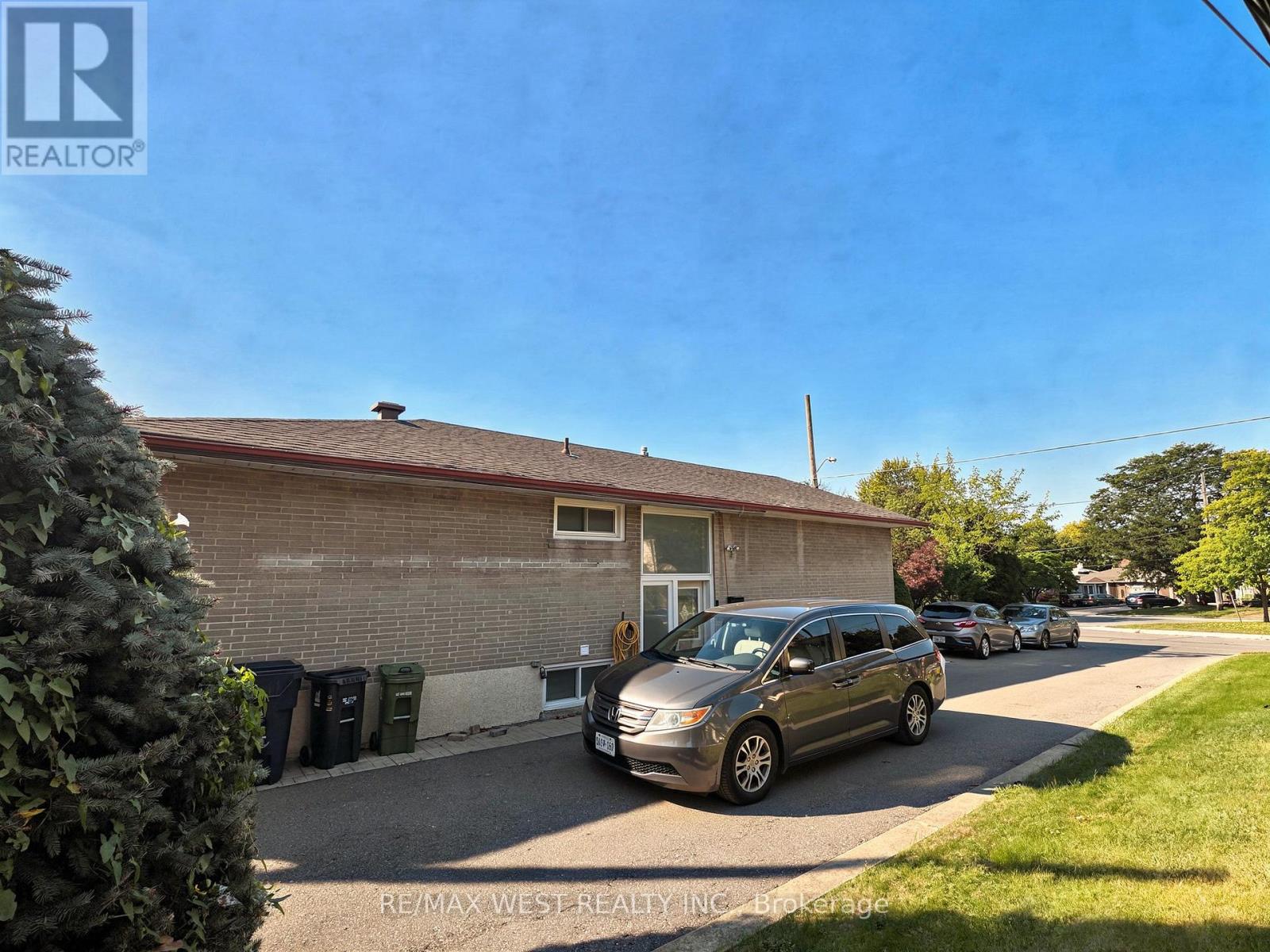 LOWER LEVEL - 31 VALENCIA CRESCENT, Toronto (Maple Leaf) — photo 2