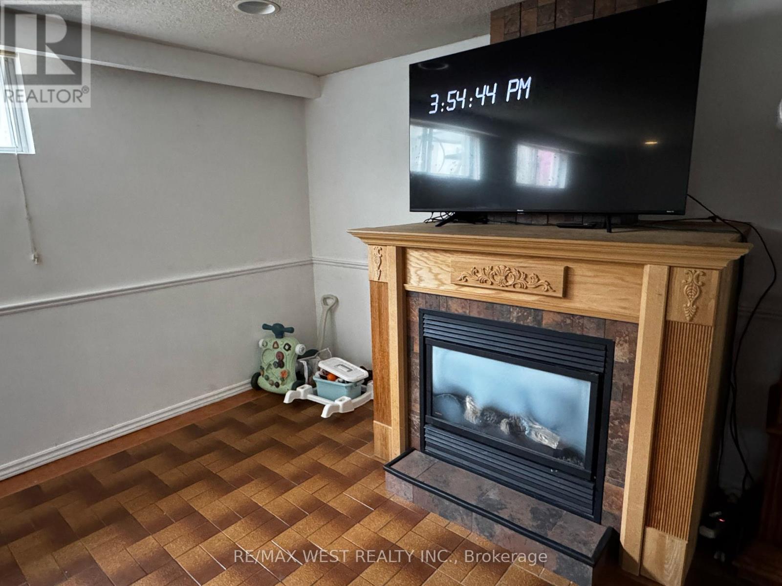 LOWER LEVEL - 31 VALENCIA CRESCENT, Toronto (Maple Leaf) — photo 8