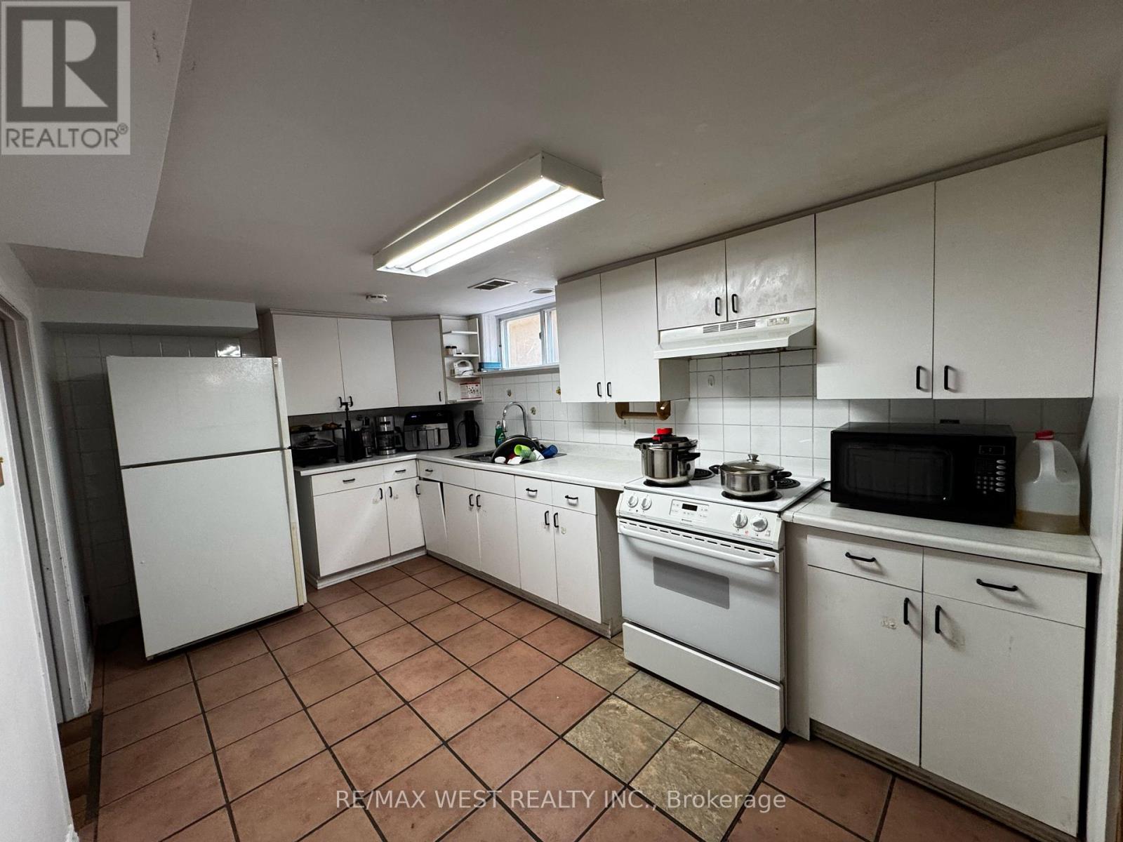 LOWER LEVEL - 31 VALENCIA CRESCENT, Toronto (Maple Leaf) — photo 9
