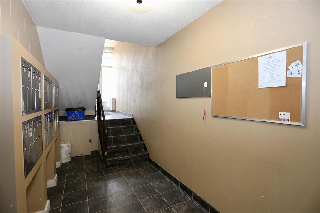 108 Chandos Avenue, Winnipeg, Manitoba, R2H1Y2, Winnipeg, Manitoba — photo 3 of 5