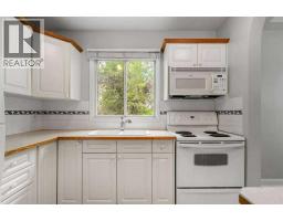Kitchen - 2307 Richmond Road Sw, Calgary, AB T2T5E3 Photo 9
