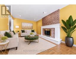 Library - 19 Springbrook Drive, Richmond Hill, ON L4B3R9 Photo 8