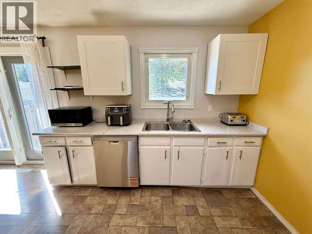 921 Ellis Crescent SE - photo 10