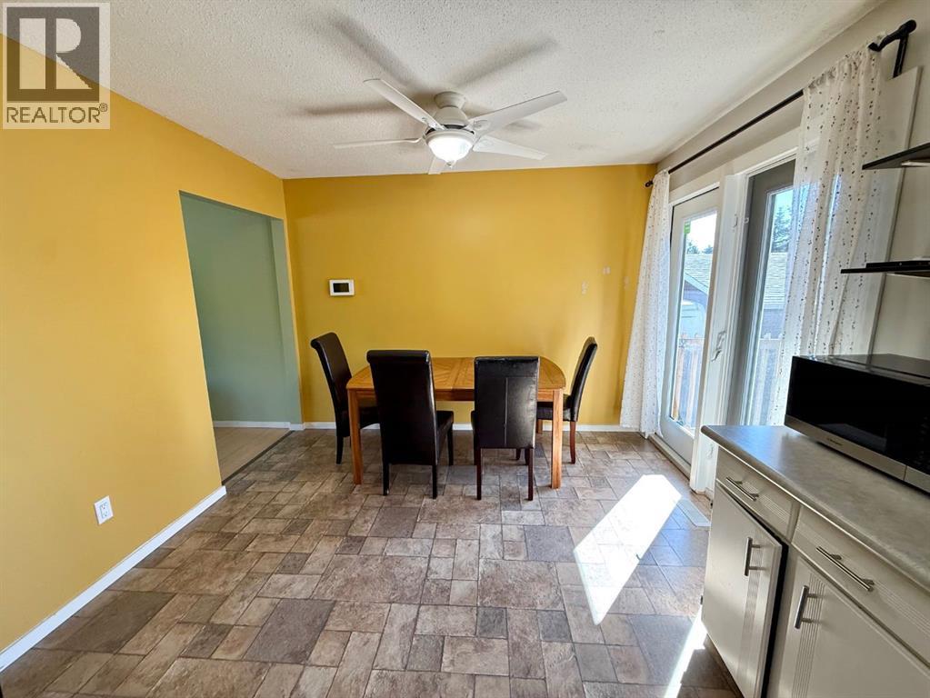 921 Ellis Crescent SE - photo 12
