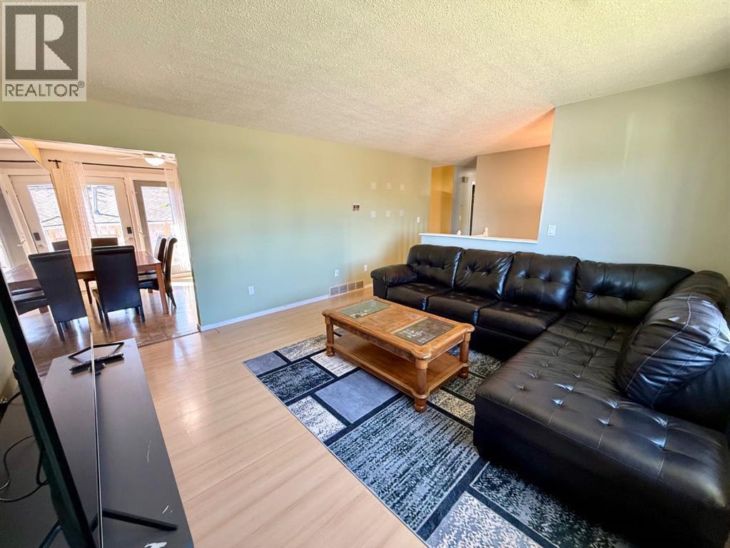 921 Ellis Crescent SE - photo 8