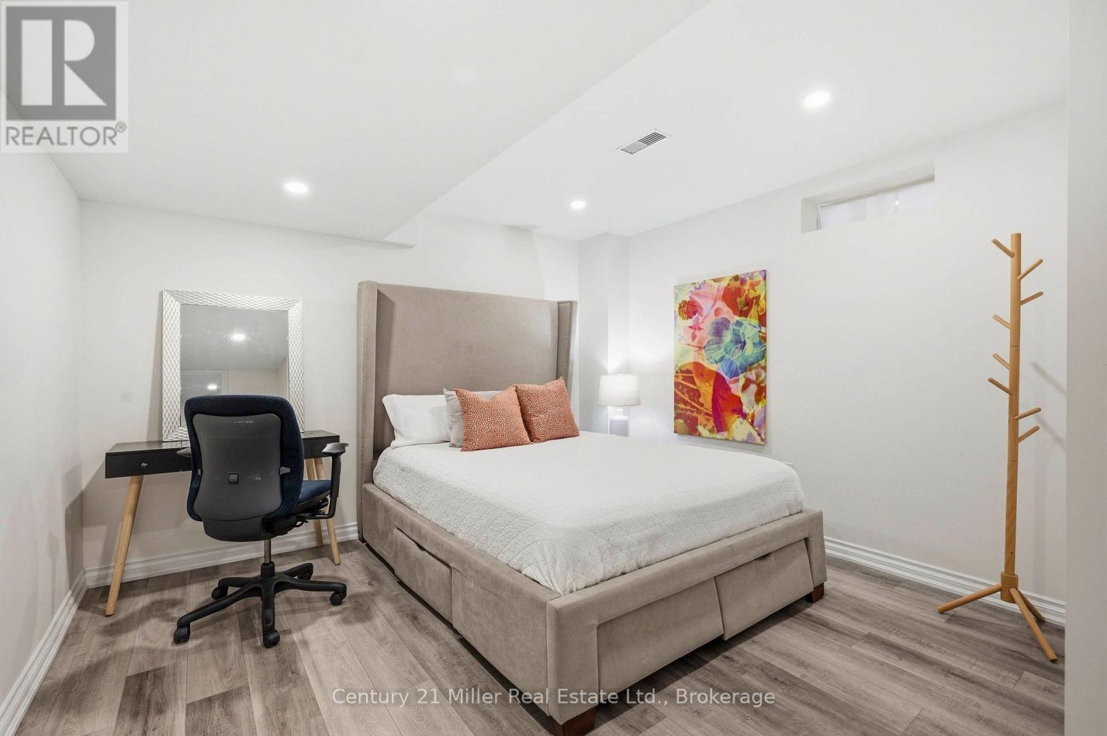 19 GLENVISTA DRIVE - 32