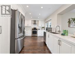 648 Mossbank Court, Newmarket, ON L3Y3B1 Photo 9