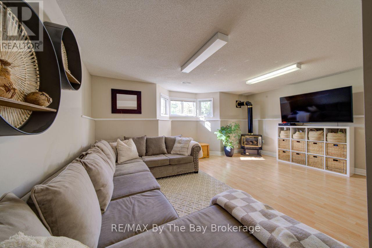 29 DOWNER CRESCENT - 30