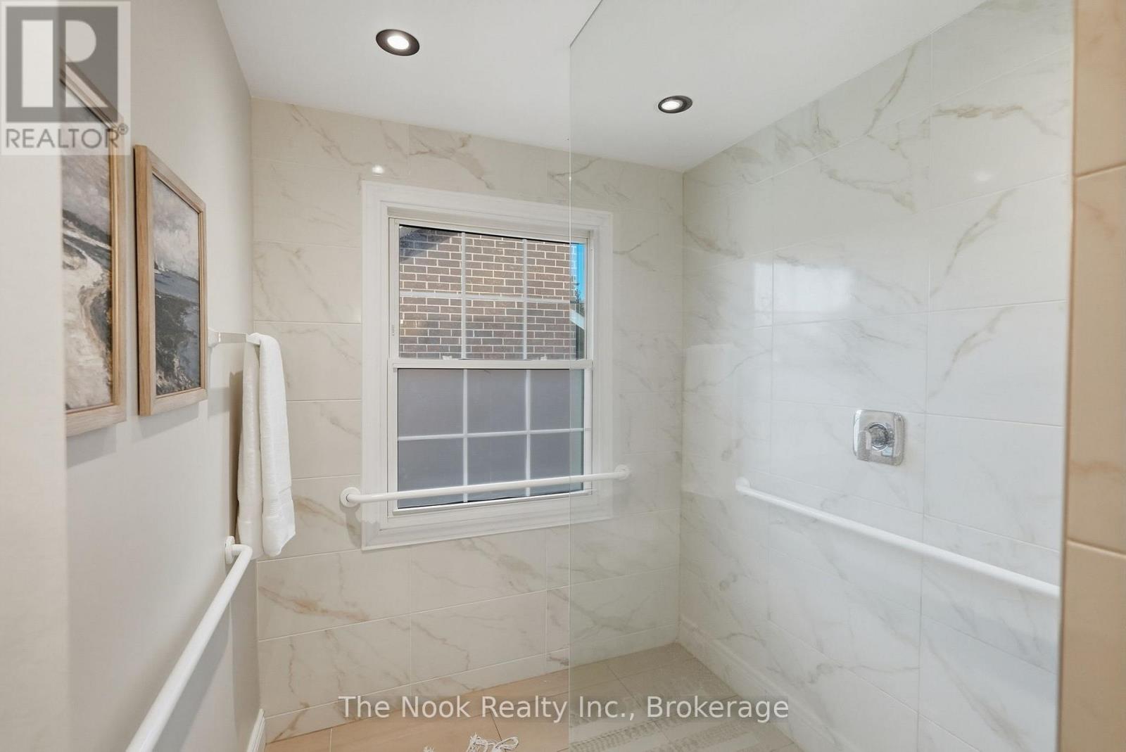 45 BERNICK CRESCENT - 25