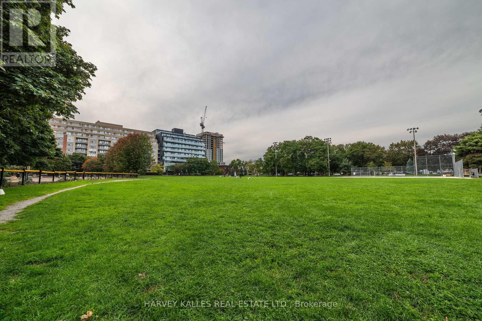 #405 833 KING STREET W - 34