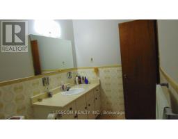 Kitchen - 335 Royal Salisbury Way, Brampton, ON L6V3G4 Photo 12
