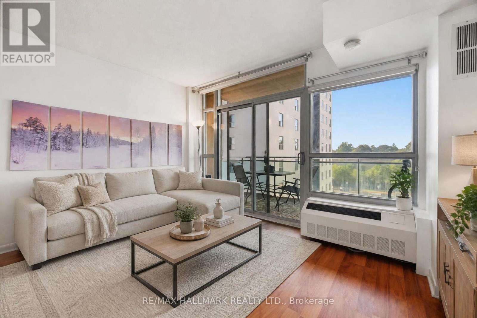 Photo of 2464 Weston Road