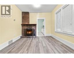 Enclosed porch - 2229 Garnet Street, Regina, SK S4T3A1 Photo 7