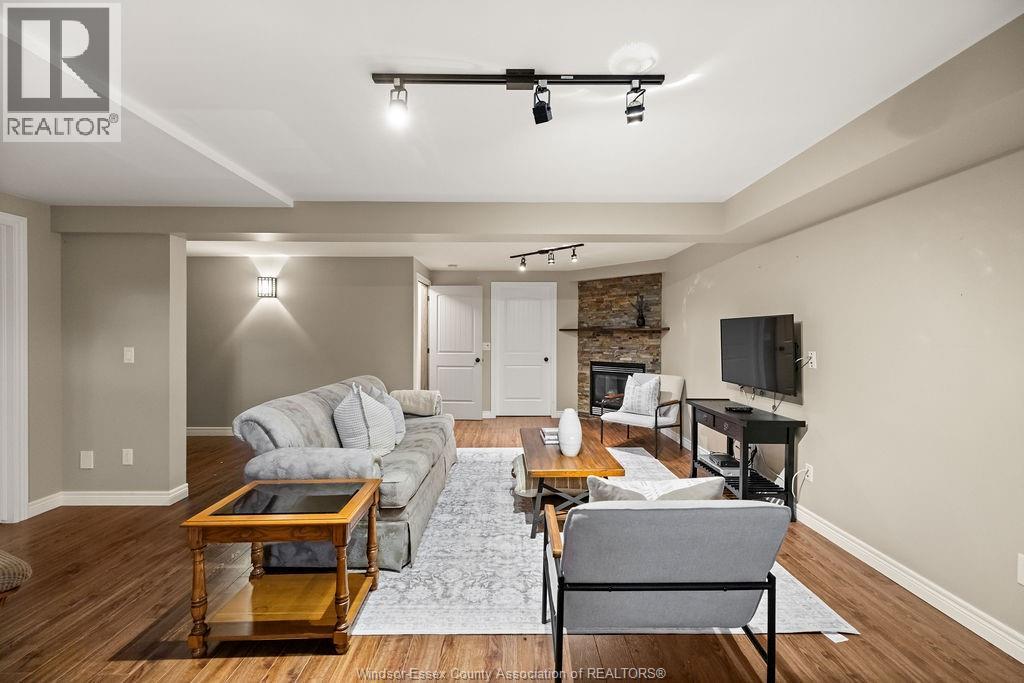 1352 Tecumseh Rd - 32