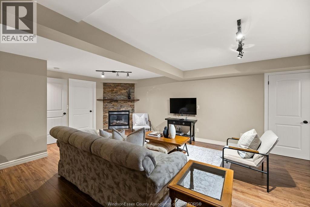 1352 Tecumseh Rd - 33