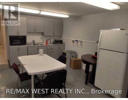 2nd Flr Ne - 1015 Bloor Street W, Toronto, ON M6H1M1 Photo 6
