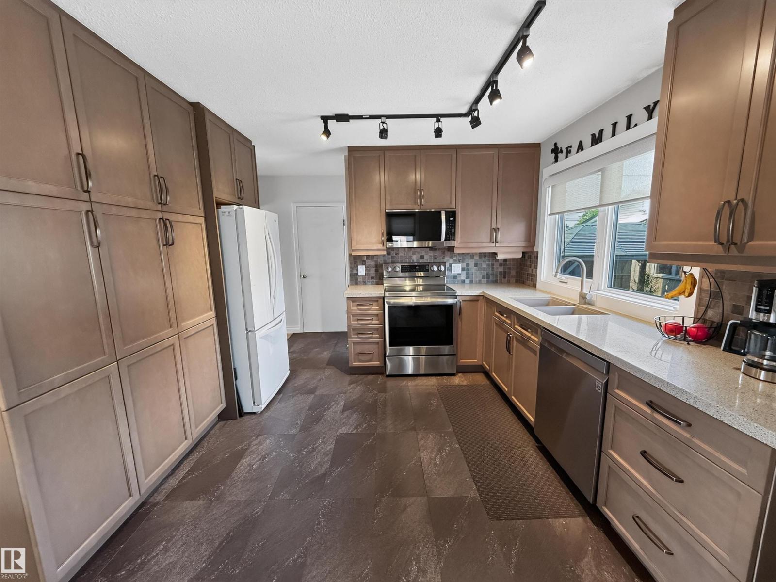16046 95 Avenue NW, Glenwood (Edmonton) — photo 16 of 30: Property photo