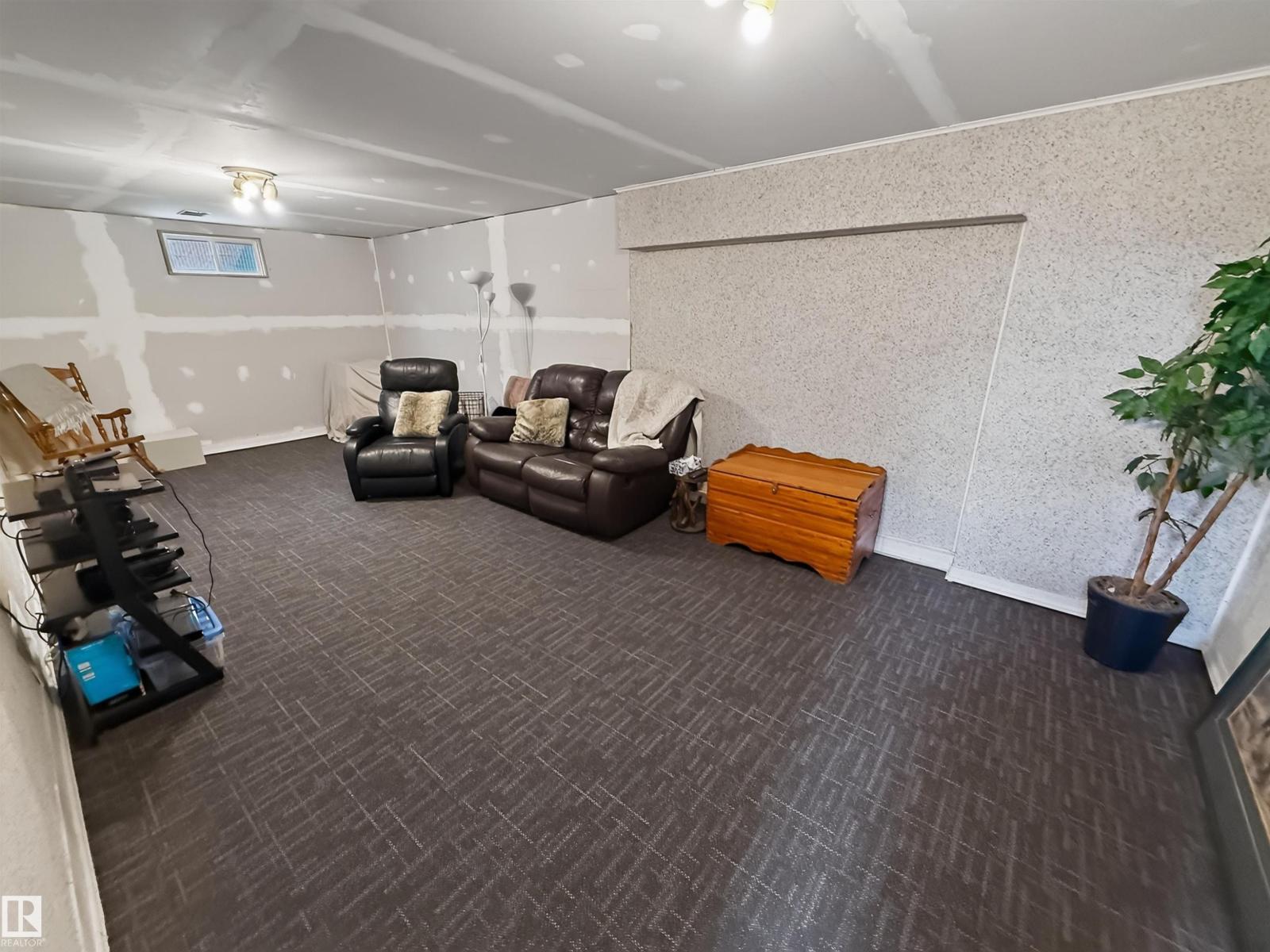 16046 95 Avenue NW, Glenwood (Edmonton) — photo 23 of 30: Property photo