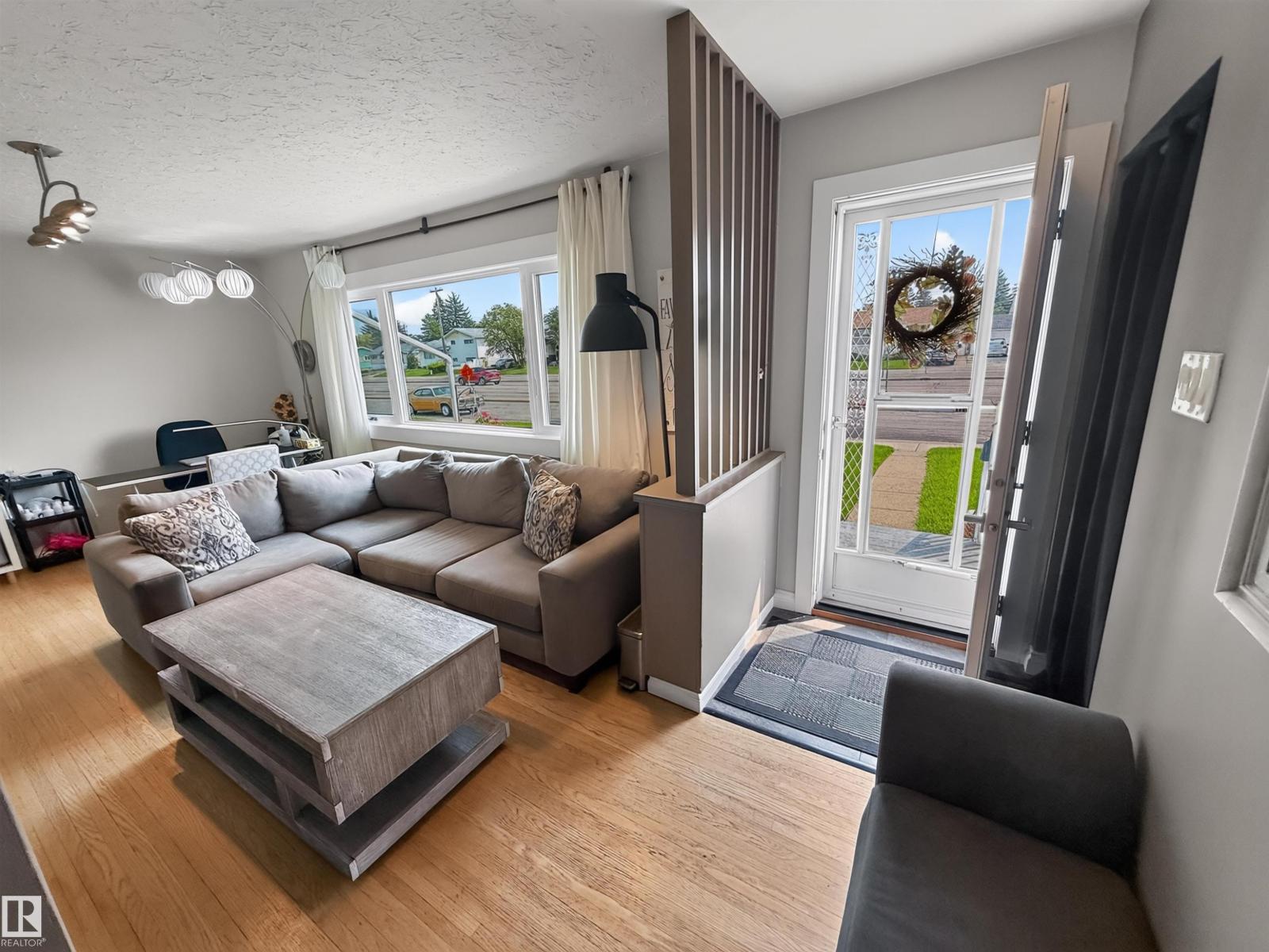 16046 95 Avenue NW, Glenwood (Edmonton) — photo 8 of 30: Property photo