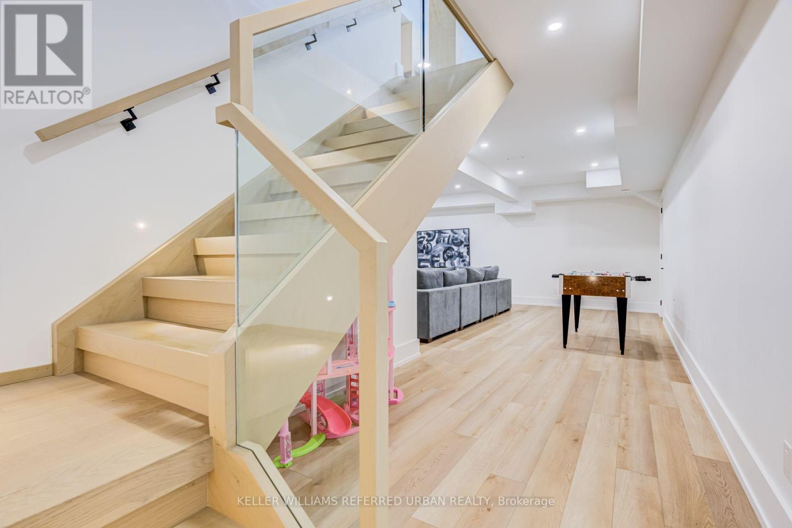 5 BRADBURY CRESCENT - 37
