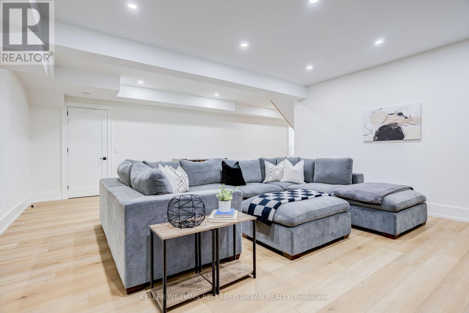 5 BRADBURY CRESCENT - 39