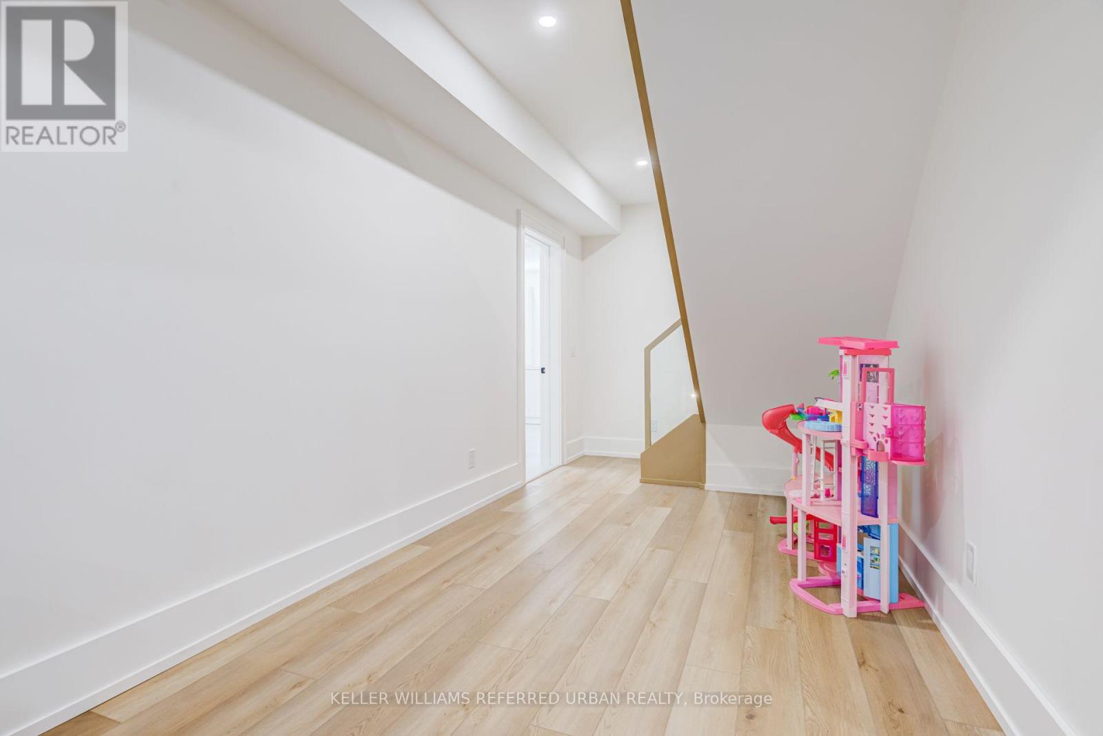 5 BRADBURY CRESCENT - 41
