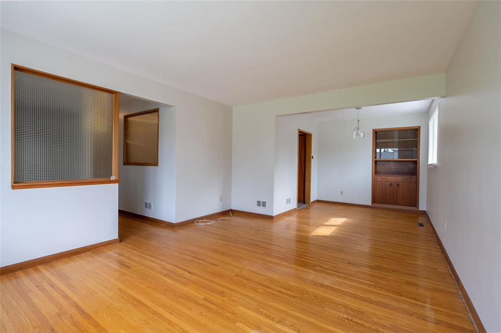 12 Blackberry Bay, Winnipeg, Manitoba, R2J2G5, Winnipeg, Manitoba — photo 3 of 5