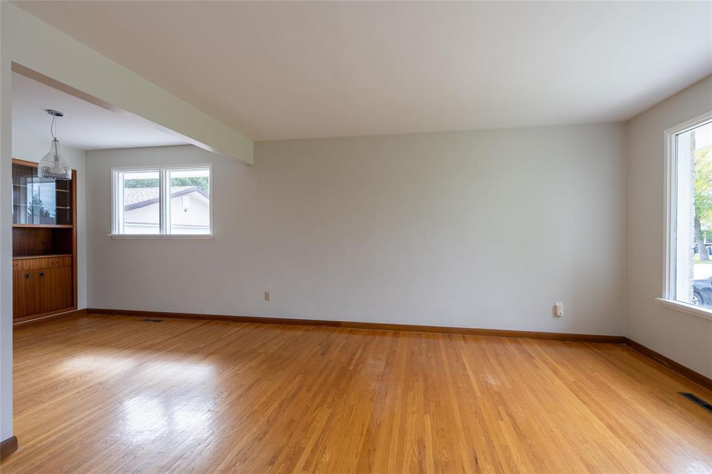 12 Blackberry Bay, Winnipeg, Manitoba, R2J2G5, Winnipeg, Manitoba — photo 4 of 5