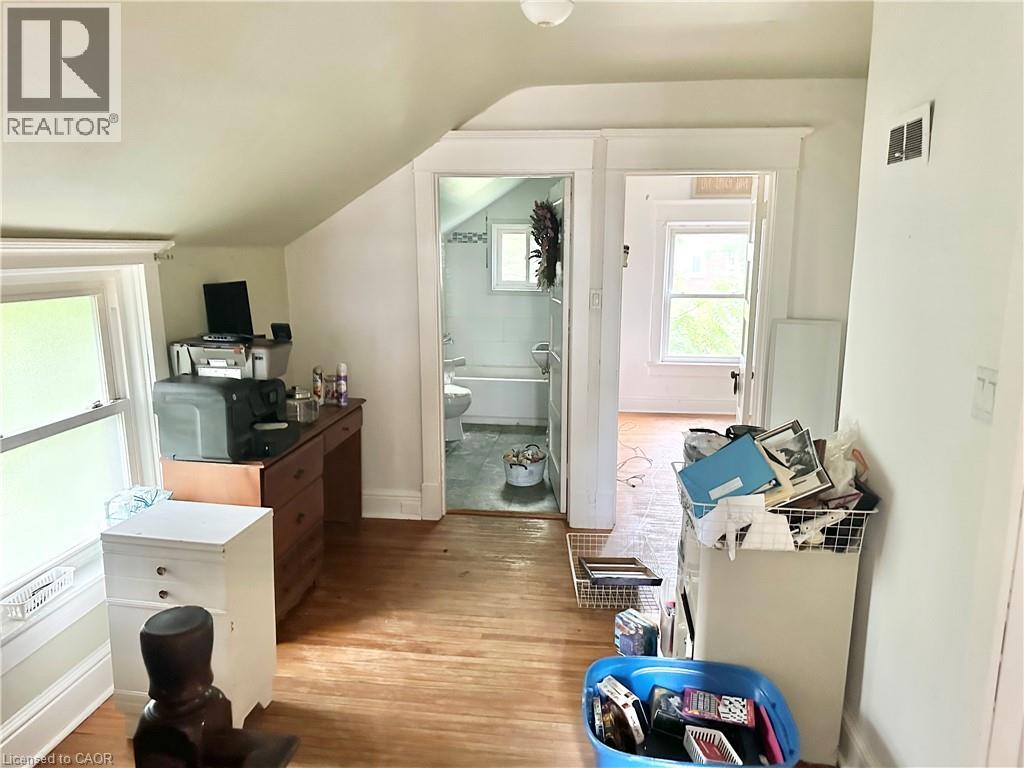 128 KENT Street S - 13