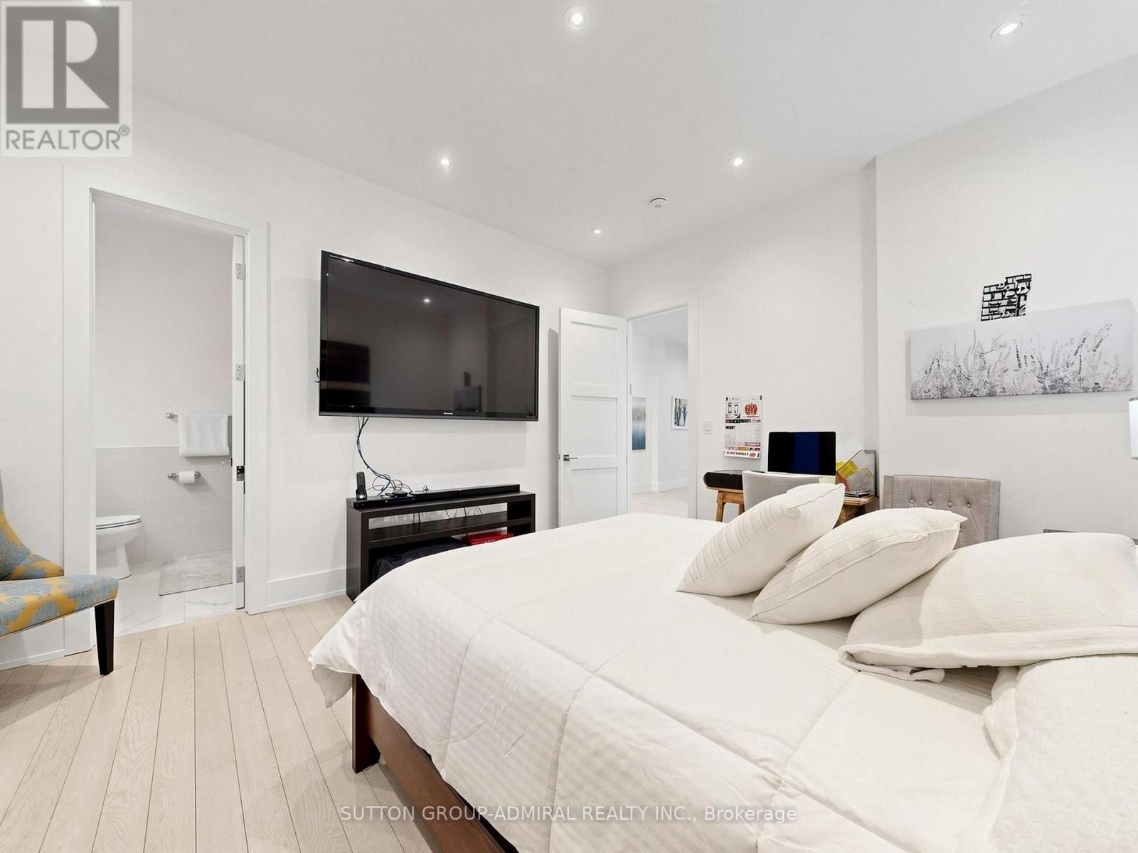 18 DUNSMORE GARDENS - 24