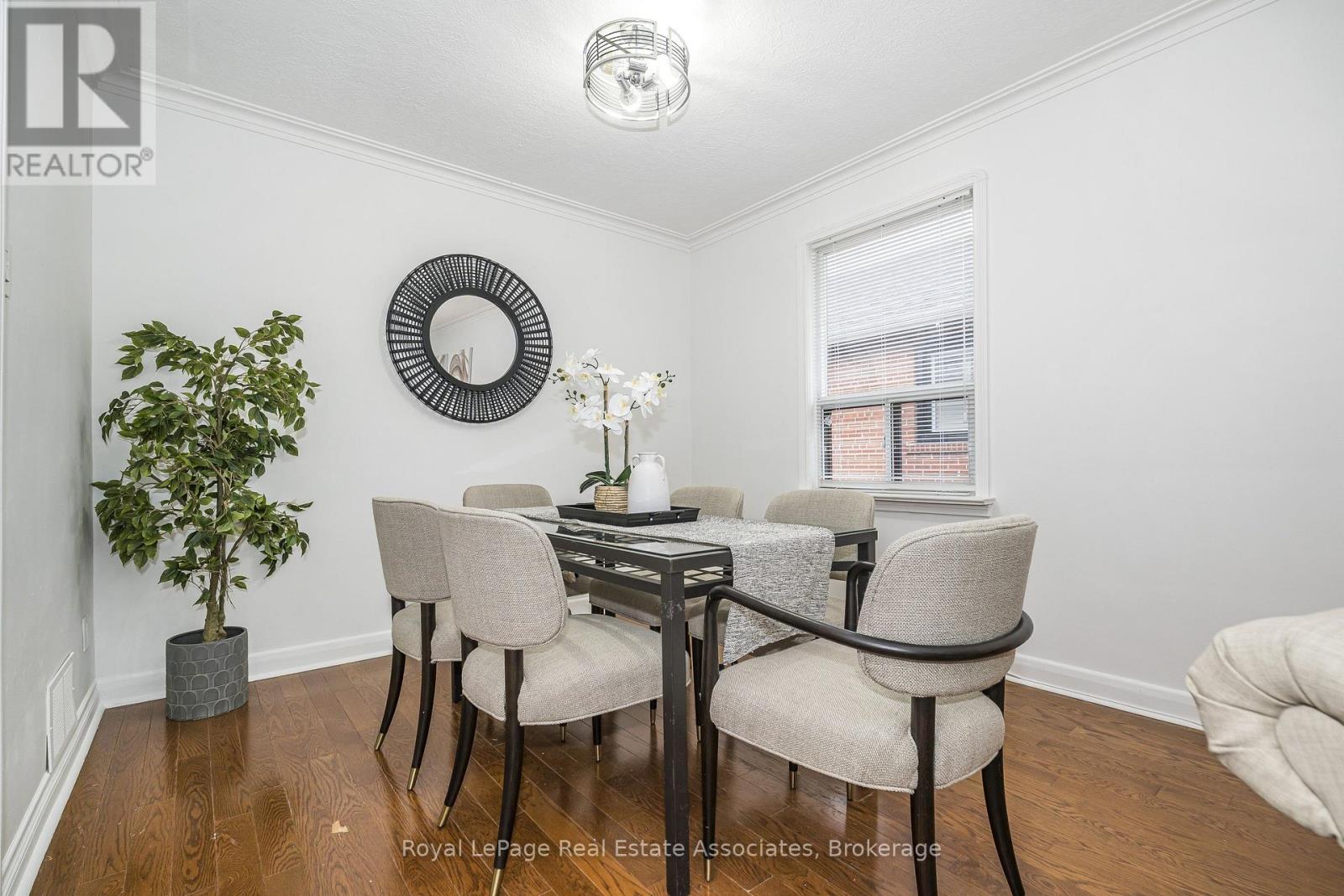 22 MAPLE AVENUE N - 10