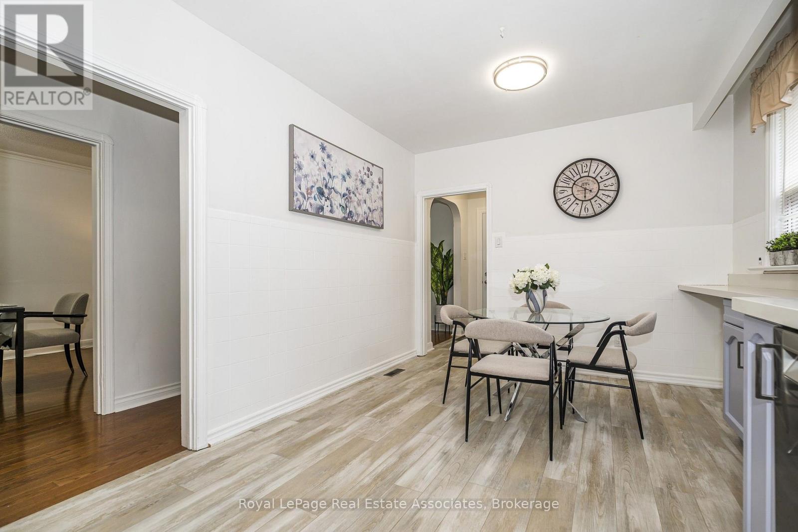 22 MAPLE AVENUE N - Image 16