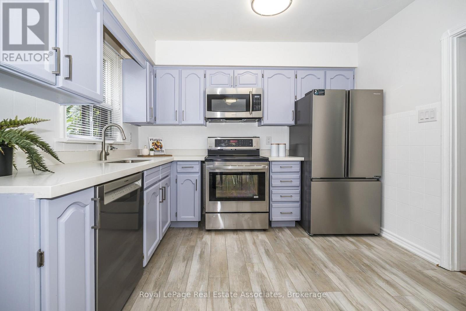 22 MAPLE AVENUE N - Image 17