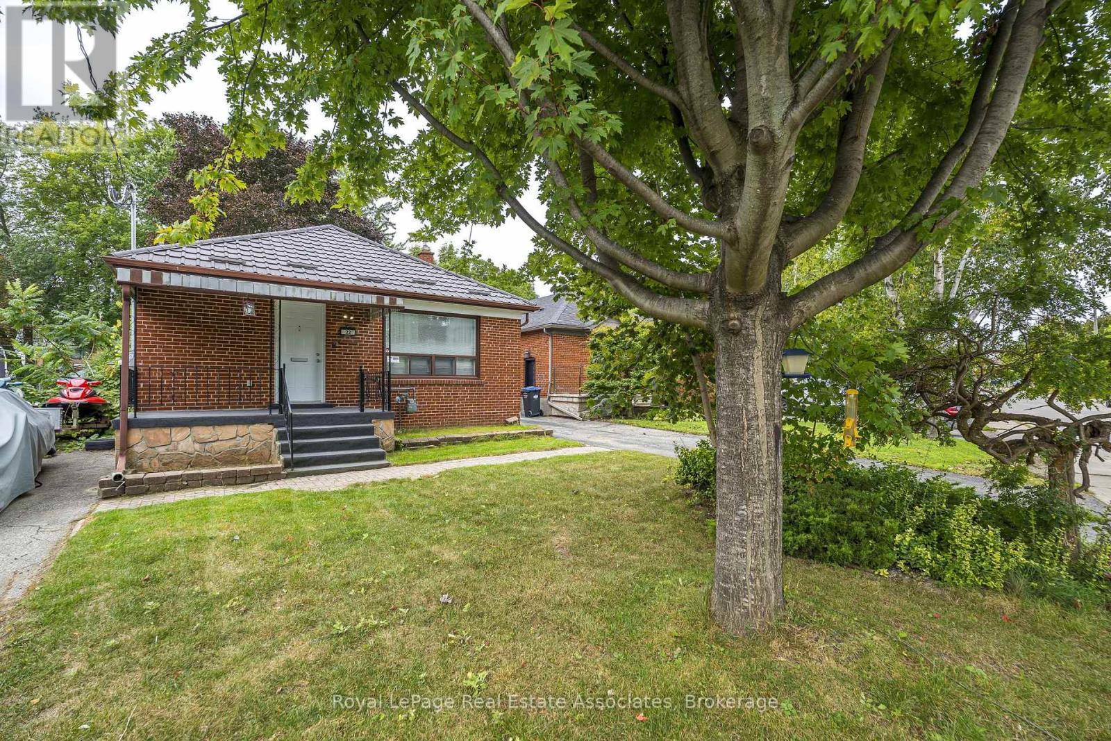 22 MAPLE AVENUE N - 2