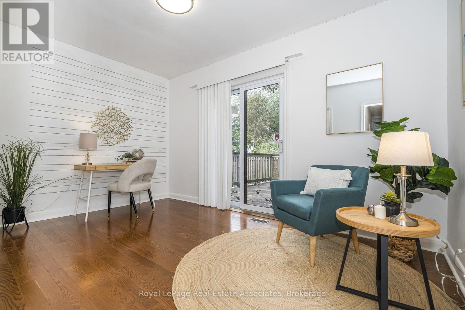 22 MAPLE AVENUE N - 21