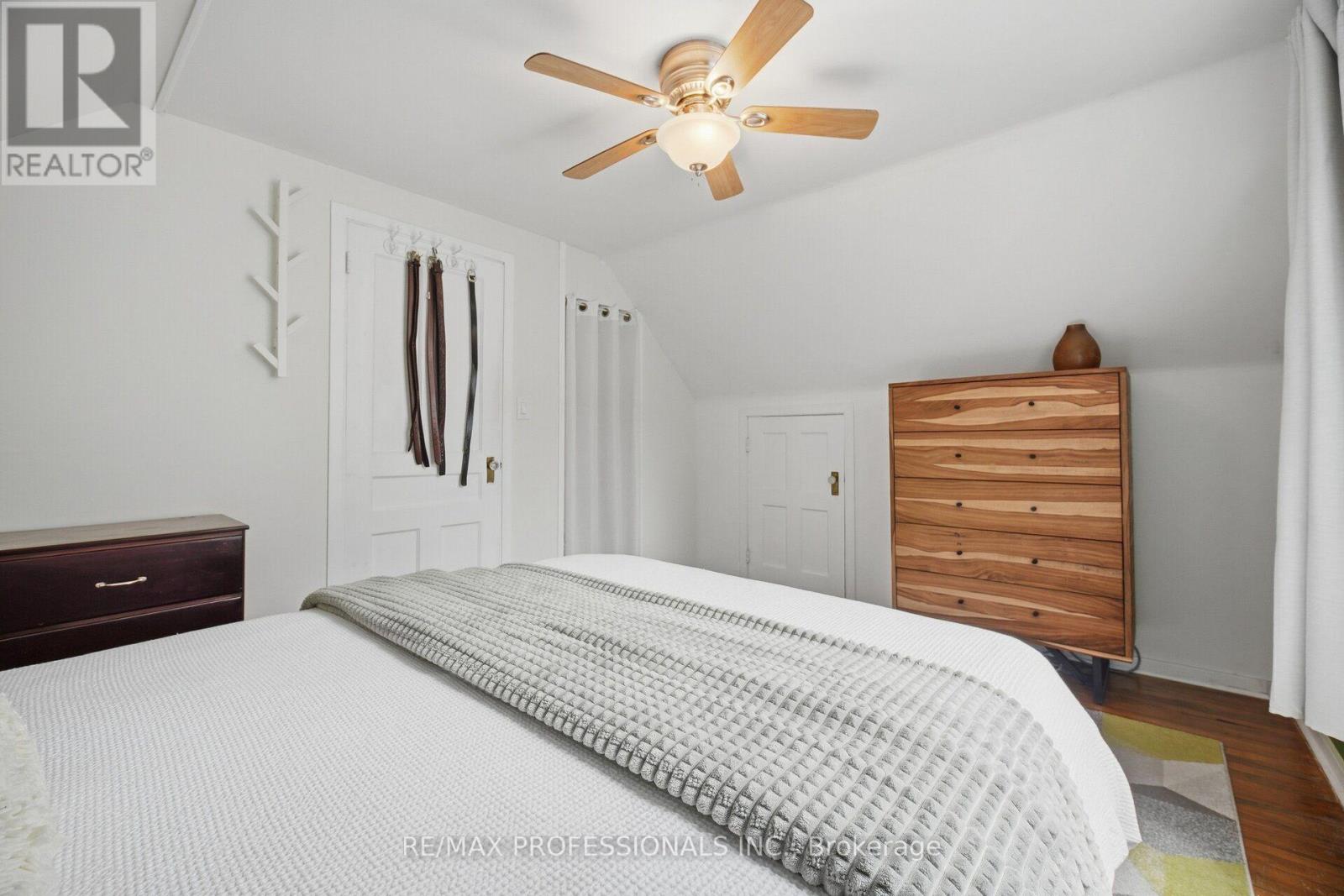 8 SMITH CRESCENT - 21