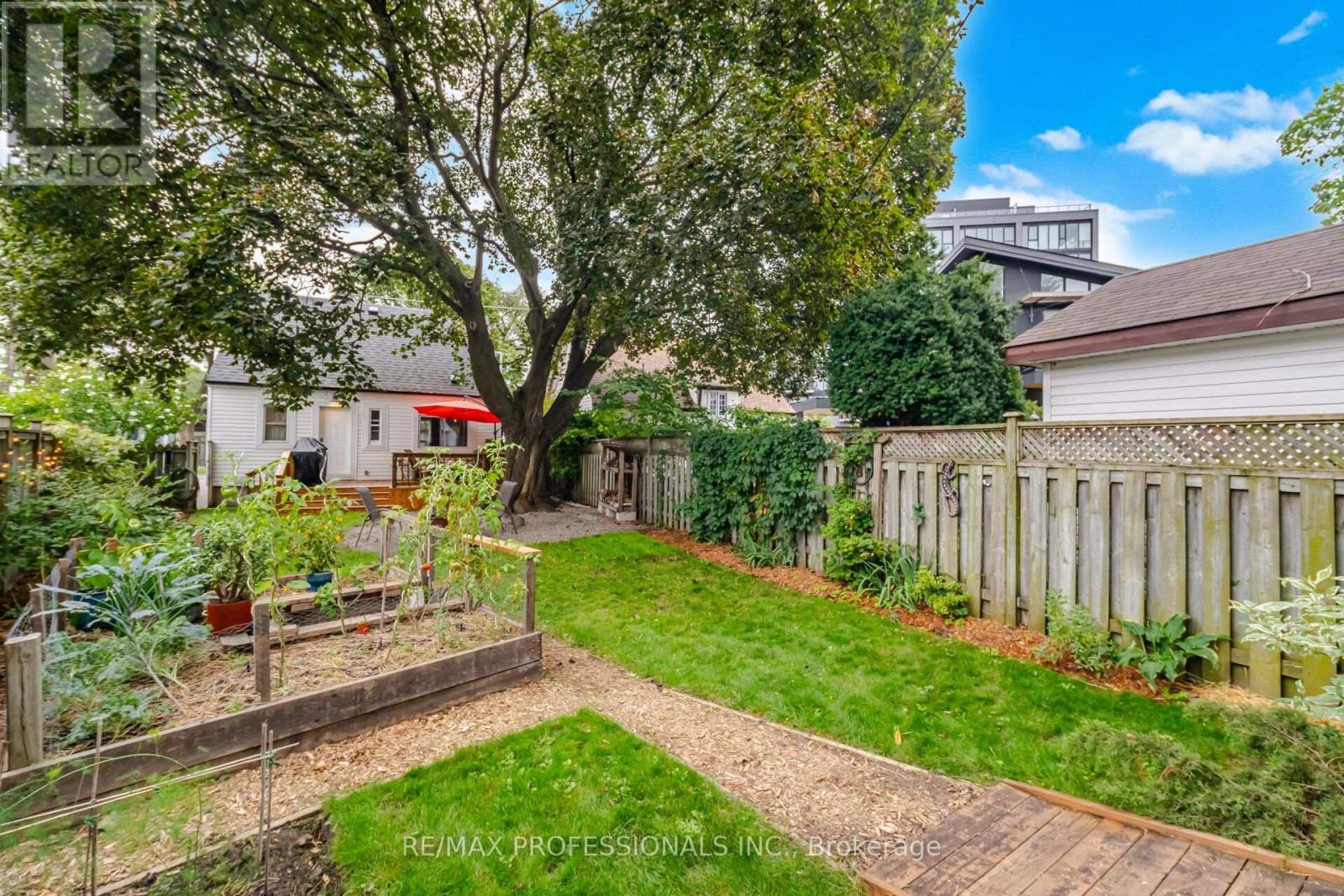 8 SMITH CRESCENT - 38