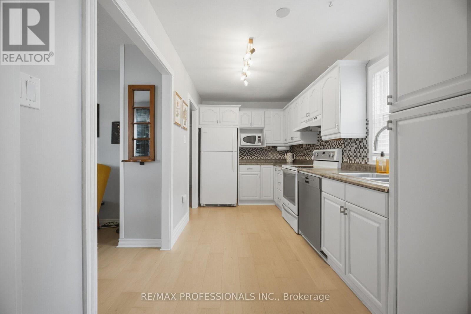 8 SMITH CRESCENT - 5