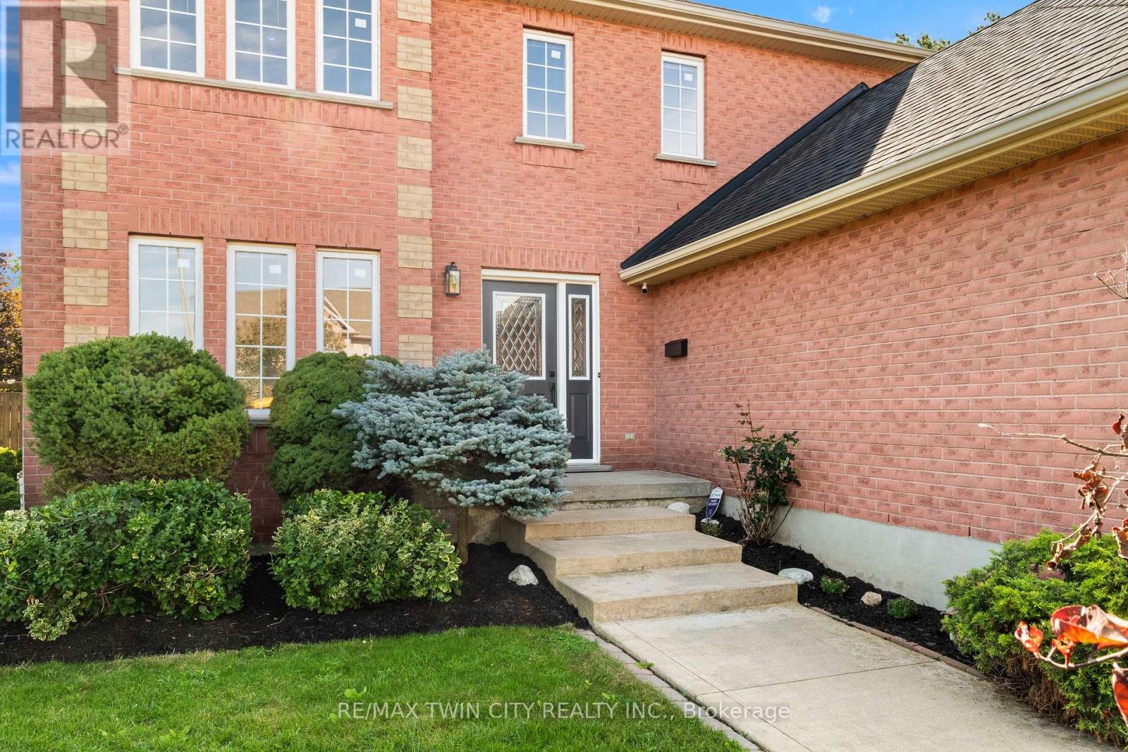 3 GREENCROFT COURT — photo 2