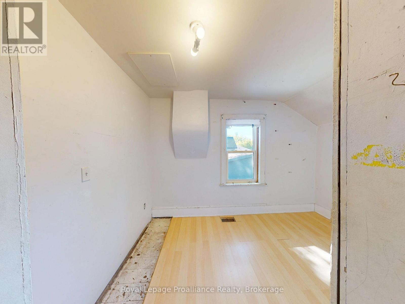 166 BURNHAM STREET - 20