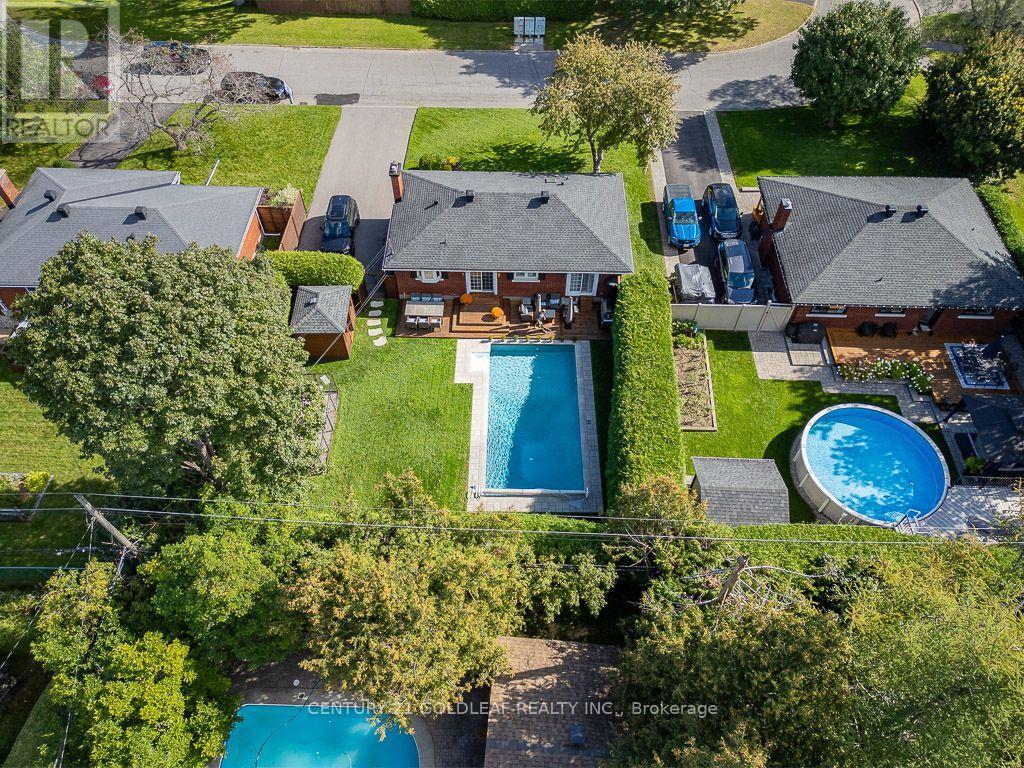 27 ROUNDHAY DRIVE - 38