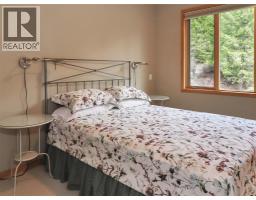 Den - 2360/2380 95 Highway, Spillimacheen, BC V0A1P0 Photo 17