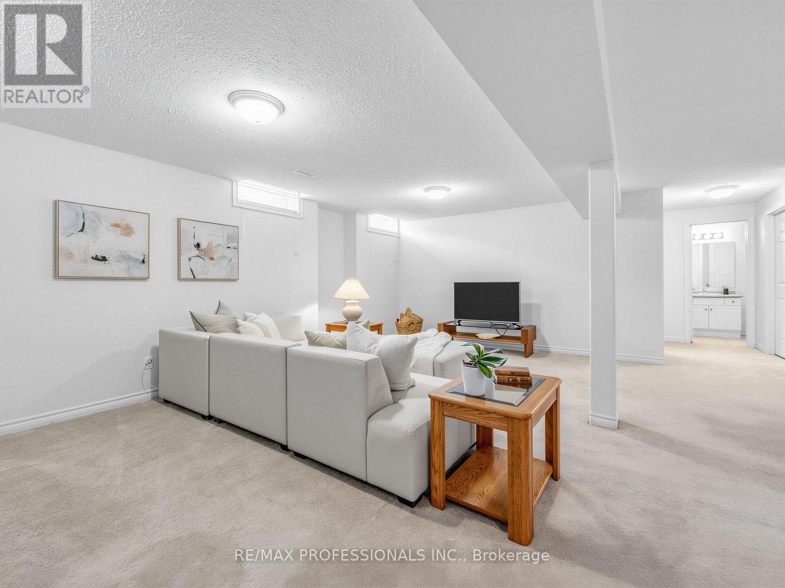 360 BRITANNIA AVENUE E - Image 38