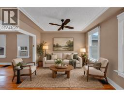 Enclosed porch - 121 Cornhill Street, Chatham, ON N7L1M9 Photo 6