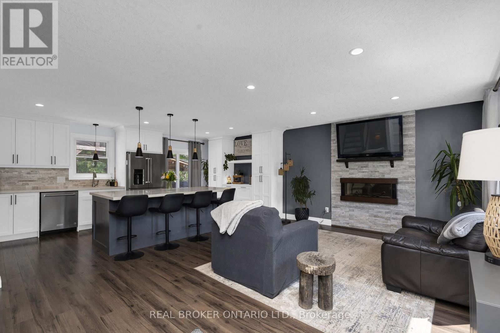 213 Centre Street, Essa (Angus), Ontario, L0M1B0, Essa (Angus), Ontario — photo 4 of 5